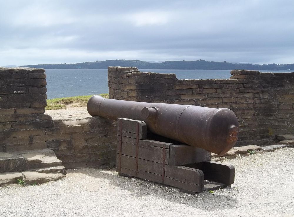 File:Cañón en el fuerte San Antonio en Ancud.jpg - Wikimedia Commons