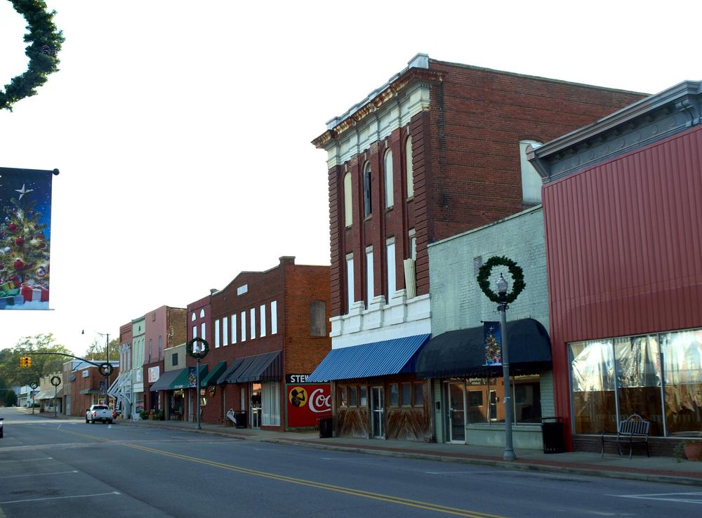 File:Center Avenue, Piedmont, Alabama Nov 2017.jpg - Wikimedia Commons