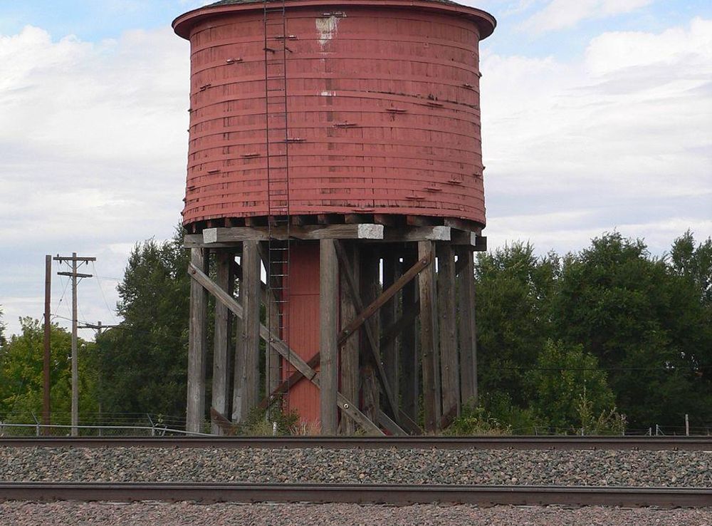 File:Lusk redwood water tank (1).JPG - Wikimedia Commons