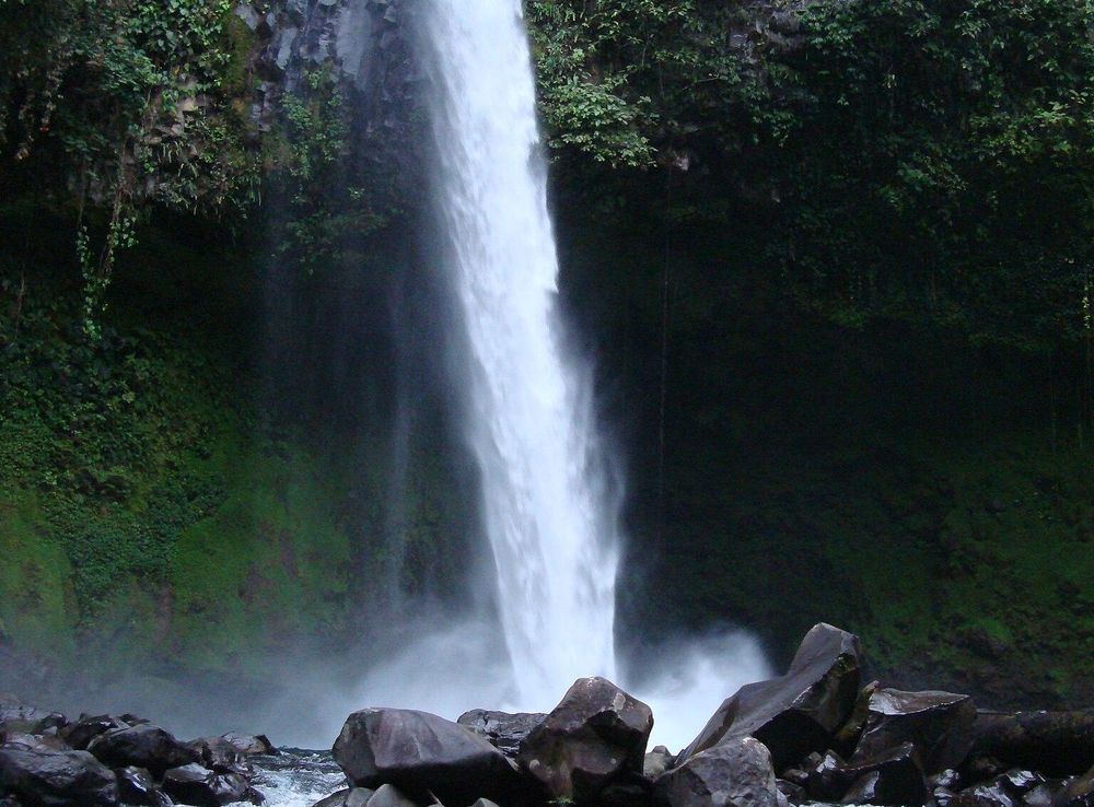 File:La Fortuna Waterfall.JPG - Wikimedia Commons