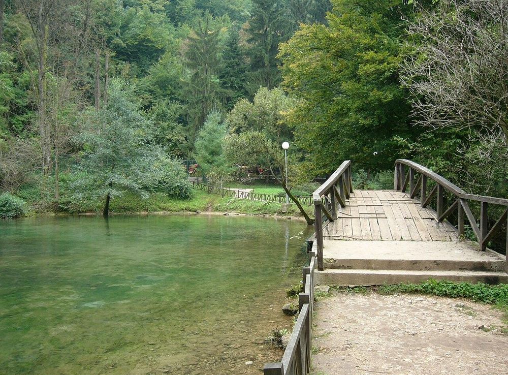 File:Vrelo Bosne Park in Sarajevo.JPG - Wikimedia Commons