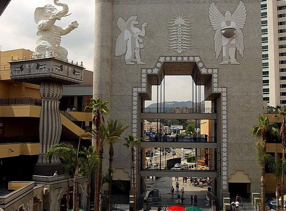 File:Hollywood highland shopping center in Los Angeles.jpg - Wikimedia  Commons