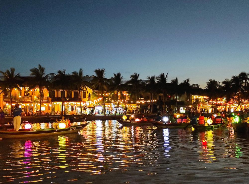 File:Thu Bồn River at night - Hội An 2022.jpg - Wikimedia Commons