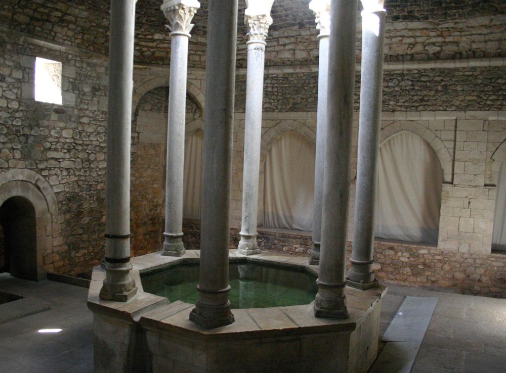 Archivo:Spain.Girona.Banys.Arabs.01.JPG - Wikipedia, la enciclopedia libre