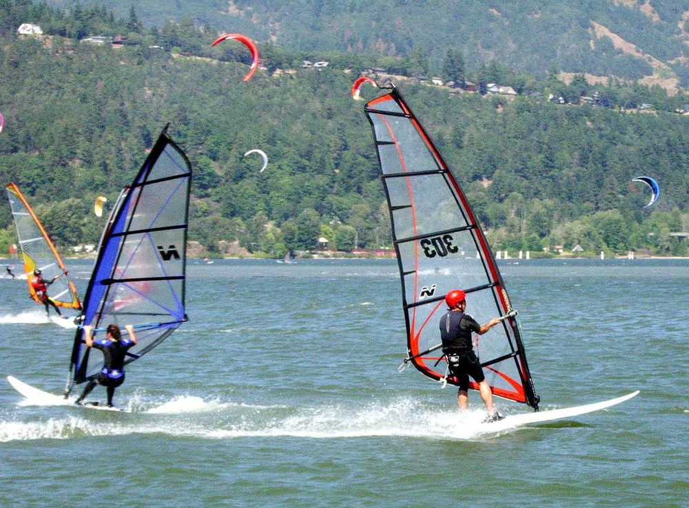 File:Hood river windsurfers 20060701 0759.jpeg - Wikimedia Commons