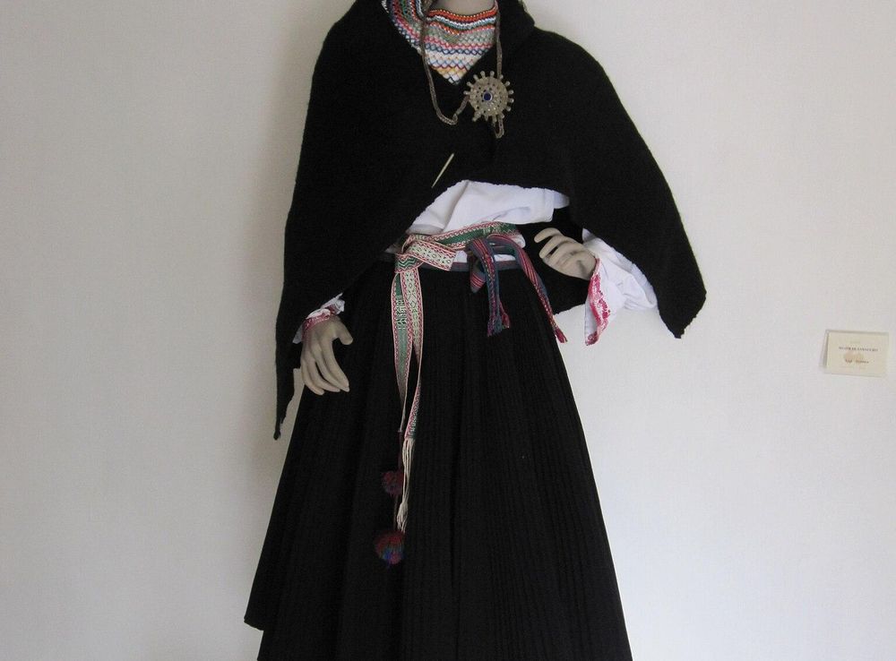 File:Saraguro dress.JPG - Wikimedia Commons