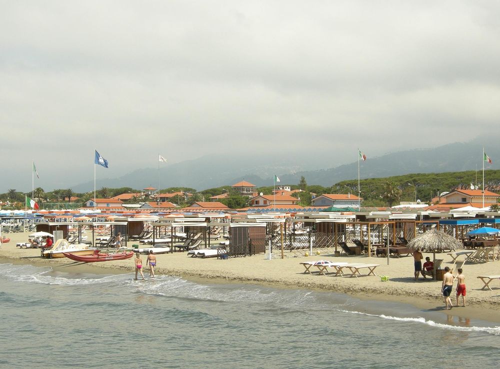 File:Forte Dei Marmi, beach 01.JPG - Wikimedia Commons