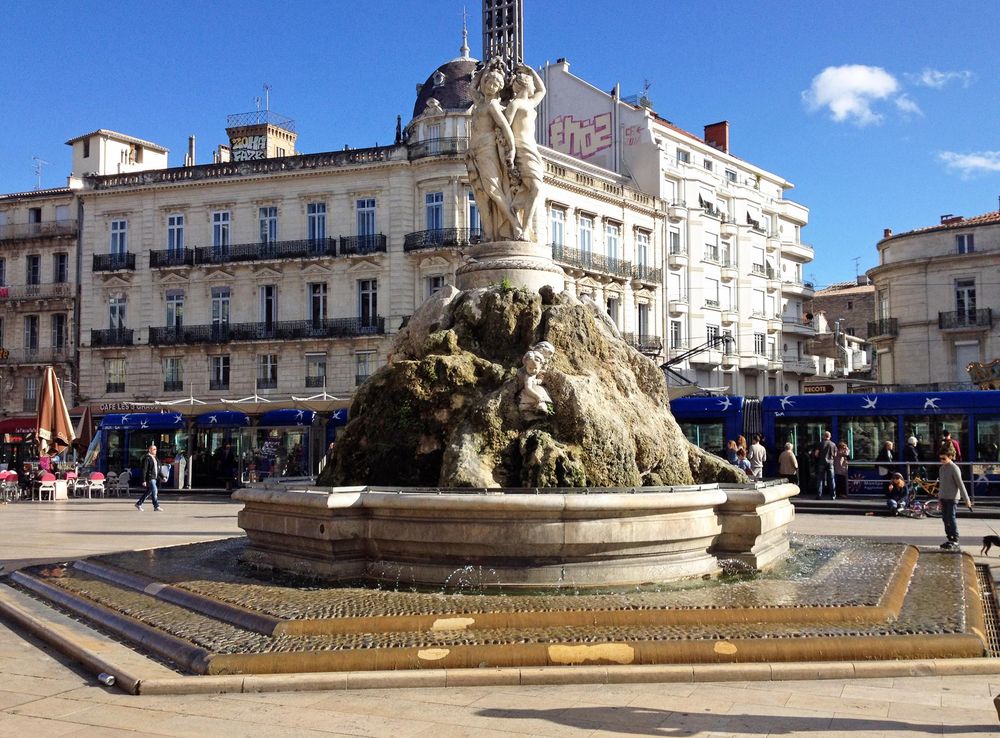 Fichier:Three Graces fountain on the Place de la Comédie and tramway Line 1  11 2013 Montpellier 614.JPG — Wikipédia