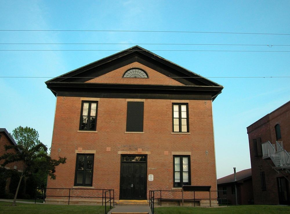 File:10. Van Buren County Courthouse (406 Dodge Street, Keosauqua, Iowa) on  the Mormon Pioneer National Historic Trail (2004)  (ecef1858-5d13-4378-8e93-7be5202c0752).JPG - Wikimedia Commons