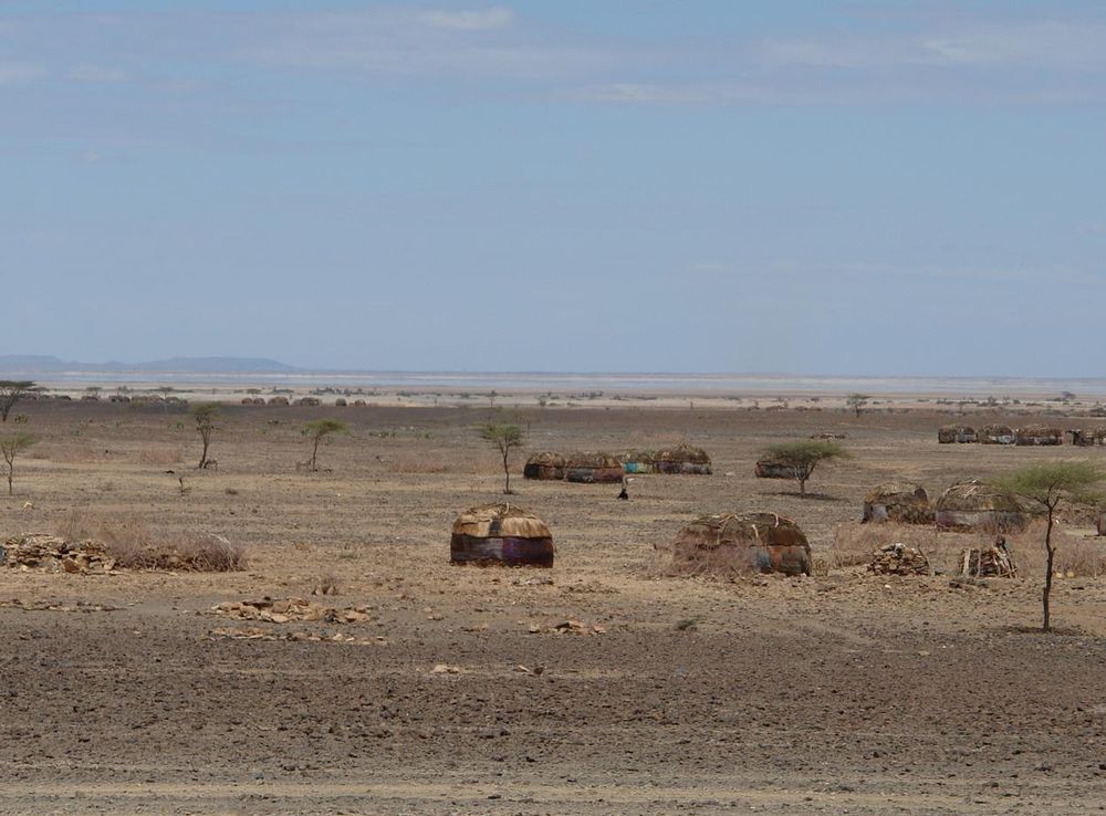 File:Chalbi Desert DSC08745.jpg - Wikimedia Commons