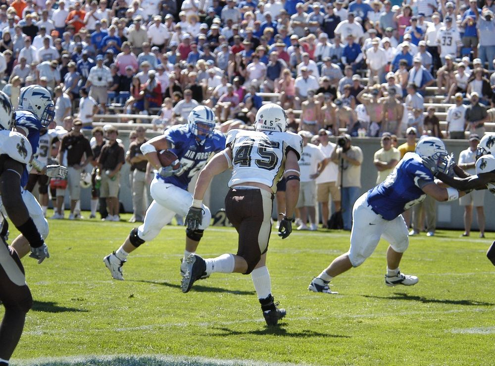 Falcons gift-wrap game for Wyoming Cowboys > Air Force > Article Display