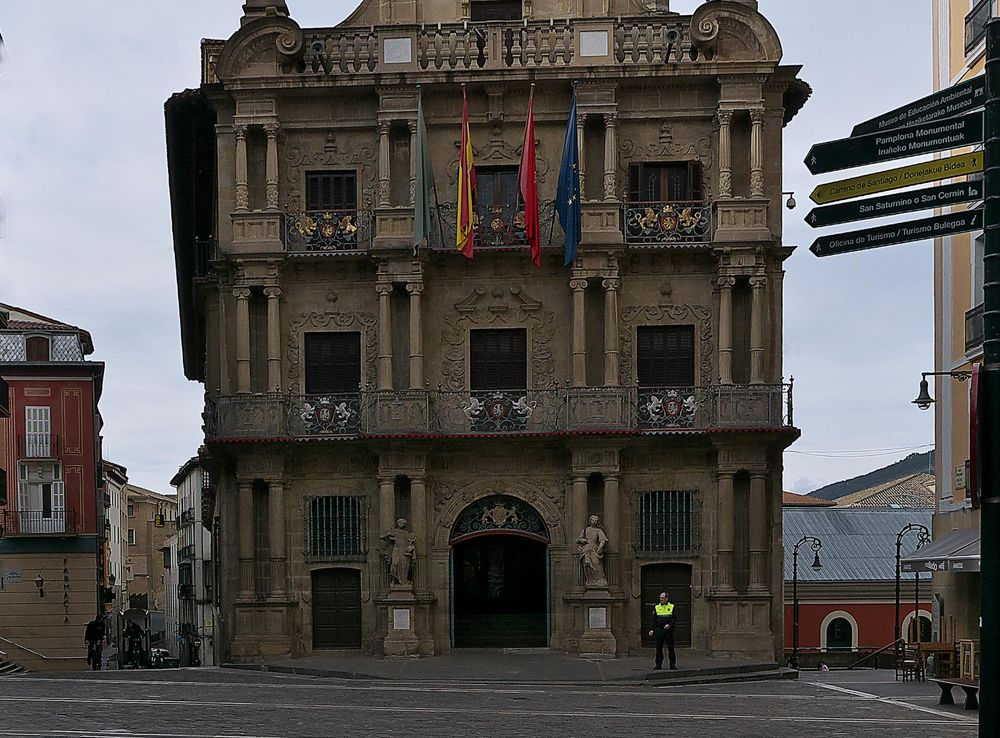 File:Ayuntamiento de Pamplona. Fachada.jpg - Wikimedia Commons