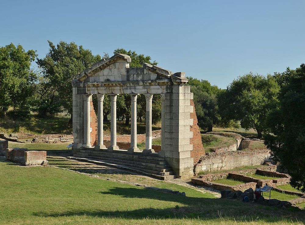 File:Apollonia, Albania (by Pudelek) - Monument of Agonothetes.JPG -  Wikimedia Commons