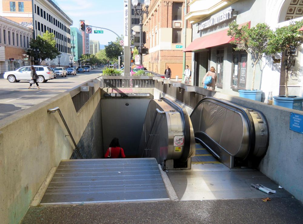 File:19th Street entrance to 19th Street Oakland station, July 2018.JPG -  Wikimedia Commons