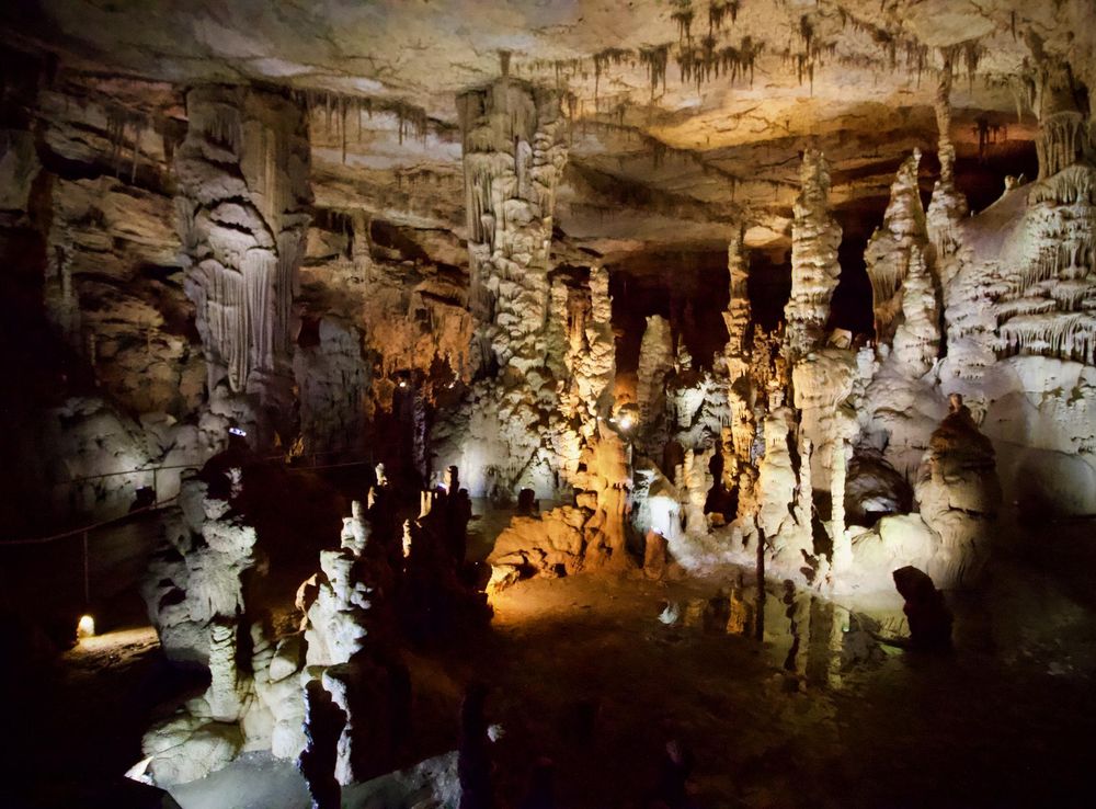 File:Cathedral Cavern 2019.png - Wikimedia Commons