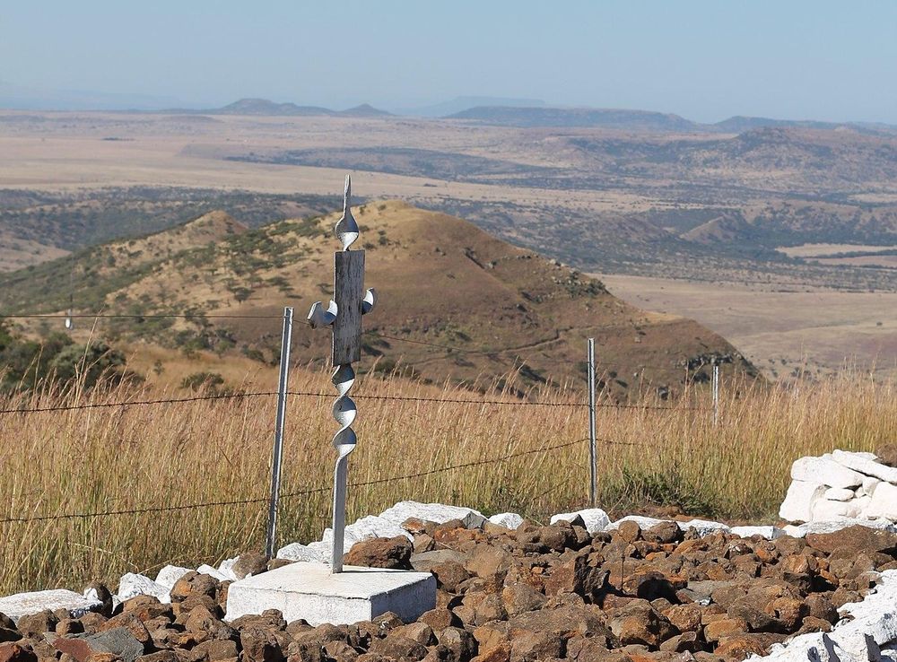 File:Low walled trenches at Spioenkop.JPG - Wikimedia Commons