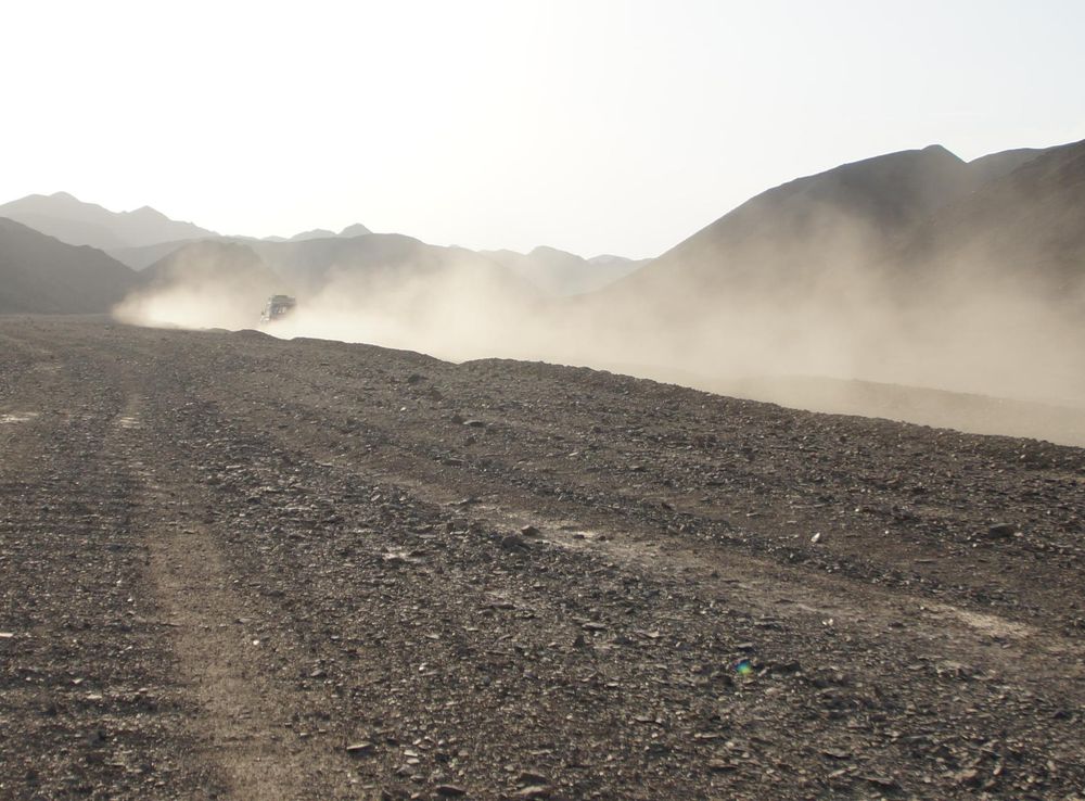 Fotos gratis : paisaje, arena, horizonte, montaña, niebla, luz de sol,  Mañana, colina, Desierto, jeep, Valle, volcán, suelo, polvo, auto, paseo,  viaje, cresta, Egipto, geología, meseta, Forma de relieve, Safari en el