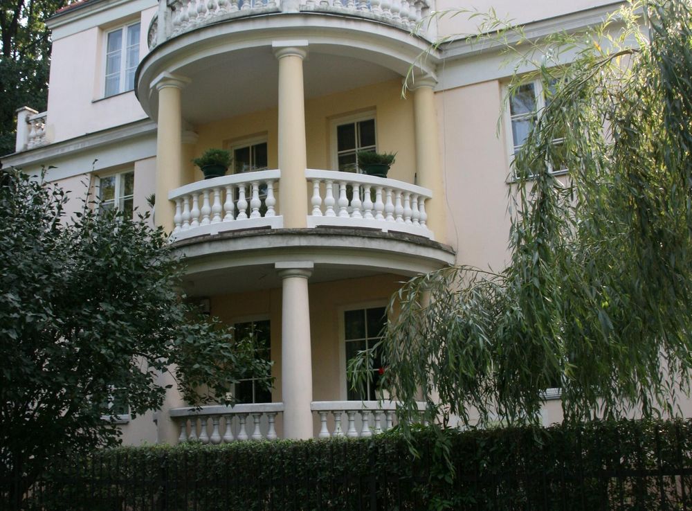 File:Warszawa - Saska Kępa, ul. Saska 101; Kot.JPG - Wikimedia Commons