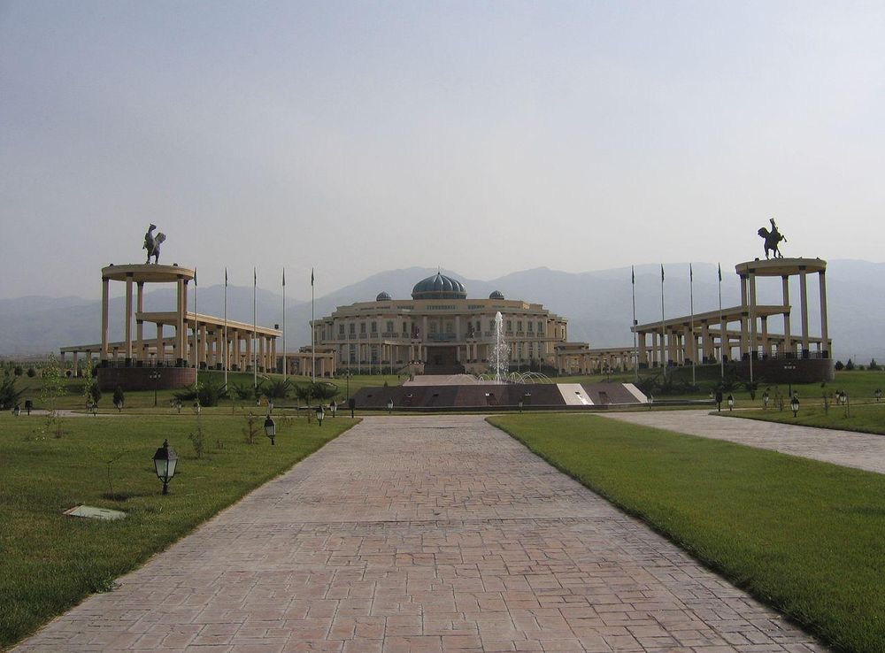 Файл:National Museum of Turkmenistan.JPG — Википедия