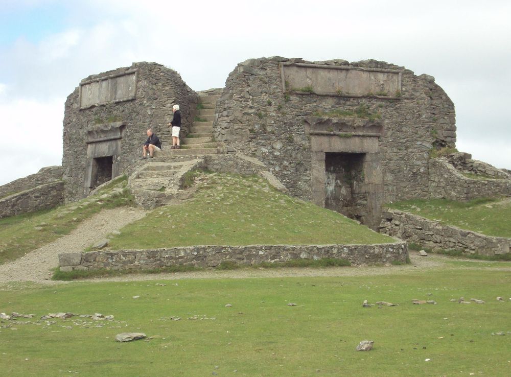 File:Moel Famau summit - DSC06073.JPG - Wikipedia