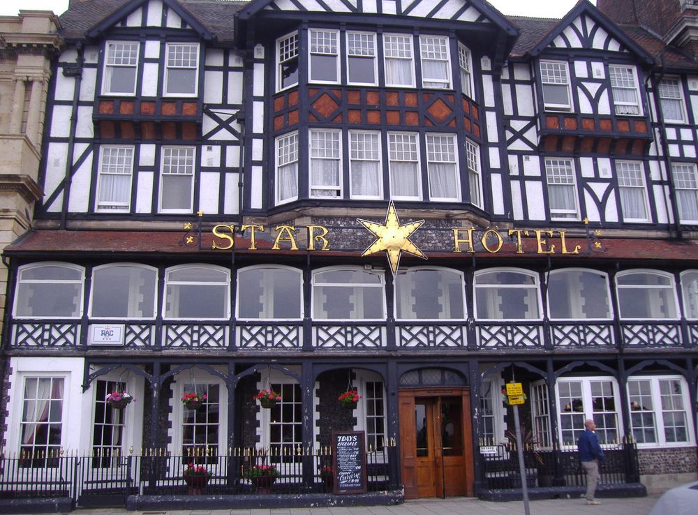 File:Star Hotel, Great Yarmouth, Norfolk 15th June 2009.JPG - Wikimedia  Commons