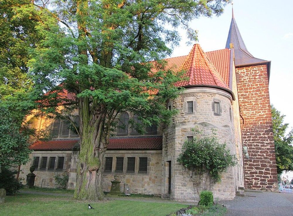 File:Nordseite der Evangelisch-lutherische St.-Nicolai-Kirche - Hannover-Bothfeld,  Sutelstraße - panoramio.jpg - Wikimedia Commons