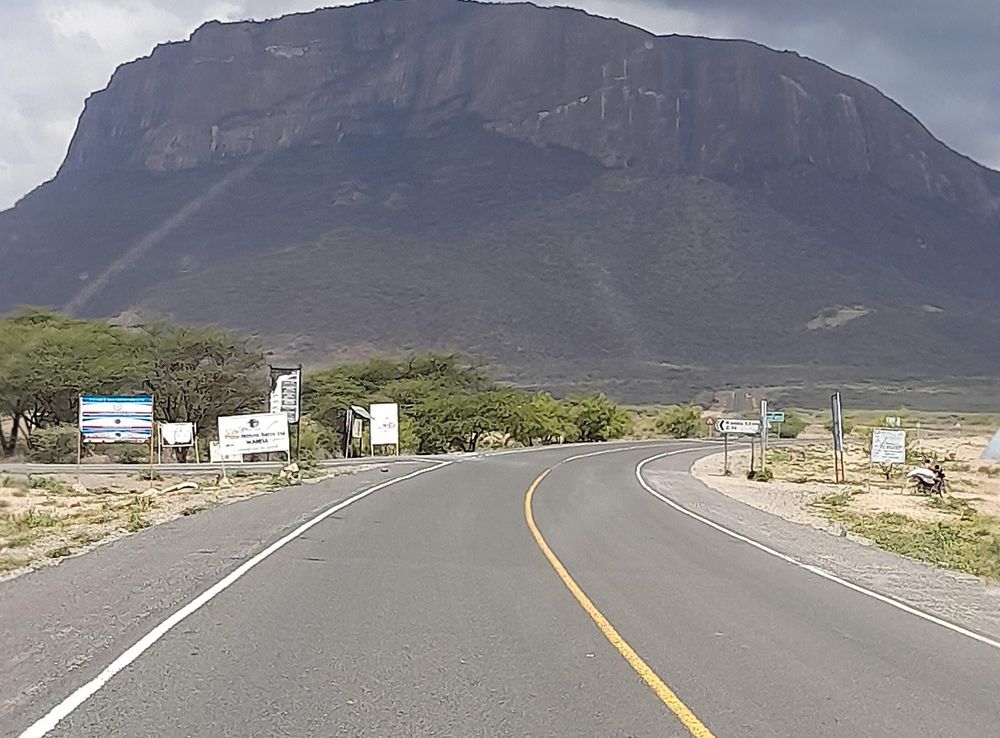 File:Mount Wamba on one's way to Marsabit kenya.jpg - Wikimedia Commons