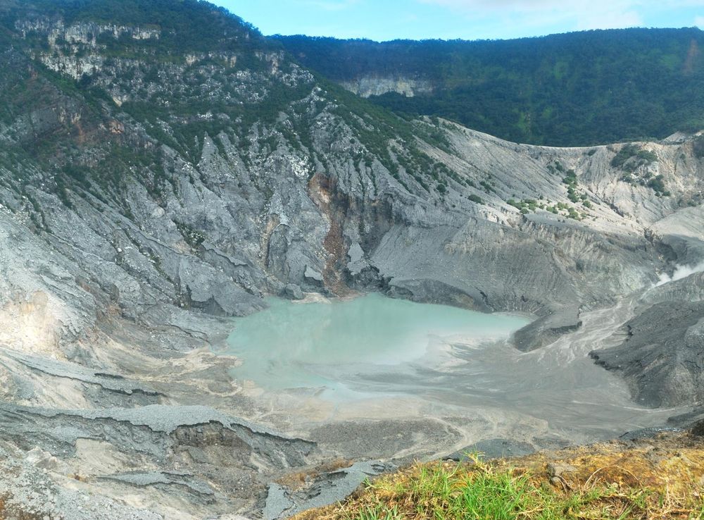 File:Indonesia Bandung Tangkuban Perahu.JPG - Wikimedia Commons