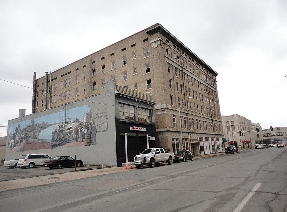 File:Hotel Pines, Pine Bluff, Arkansas.jpg - Wikimedia Commons