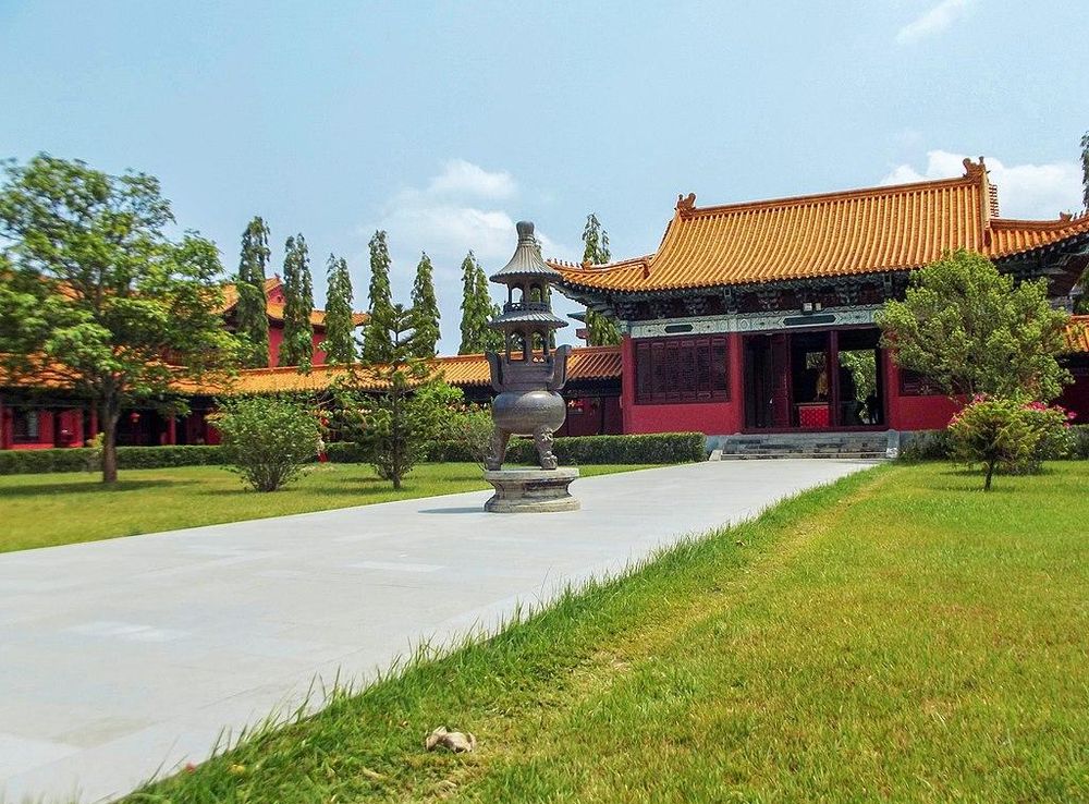 File:Zhong Hua Chinese Buddhist Monastery, Lumbini, Nepal.jpg - Wikimedia  Commons