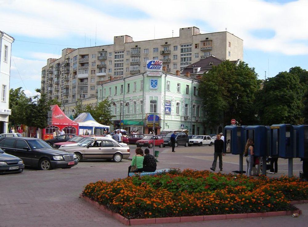 Файл:Khmelnitsky, Proskurivska St, beginning, 2005 08 10.jpg — Вікіпедія