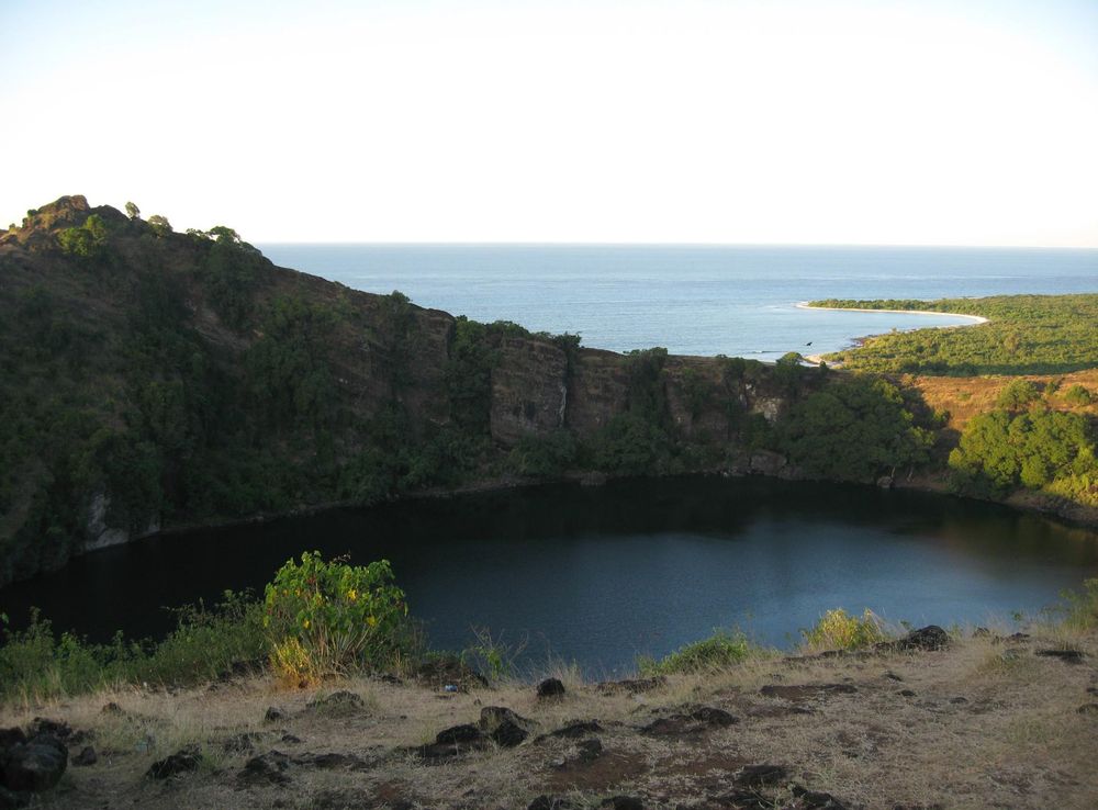 File:Old volcanic crater-Grande Comore.jpg - Wikimedia Commons