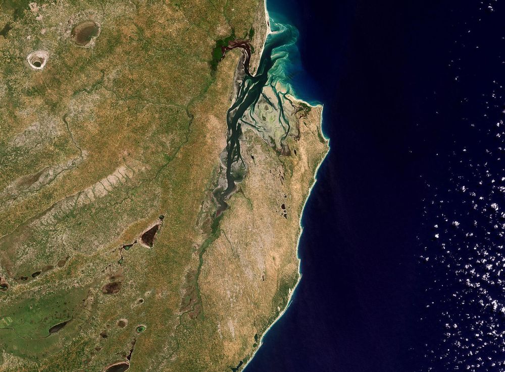 File:Inhambane Bay, Mozambique ESA24532875.jpeg - Wikimedia Commons