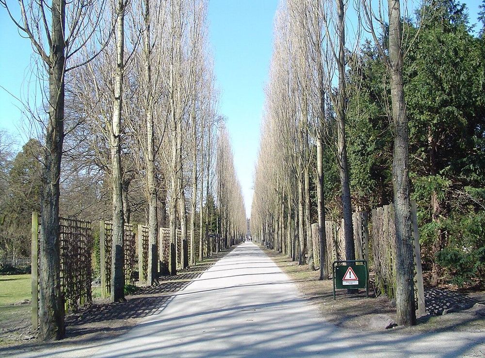 Fil:Assistens Kirkegård 1.jpg - Wikipedia, den frie encyklopædi