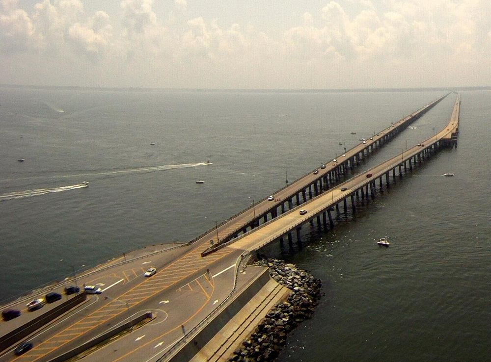 File:Tight and Light - Kite Over The Chesapeake Bay Bridge Tunnel-edit.jpg  - Wikimedia Commons