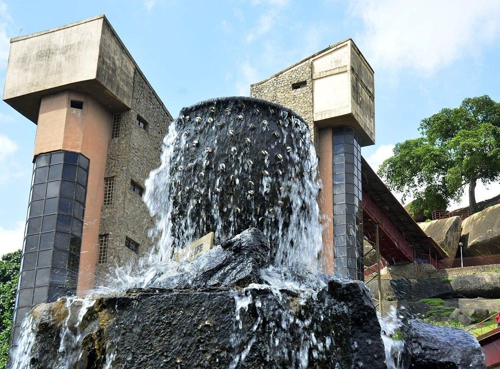 Fayil:Fountain at Olumo Rock in Abeokuta, Ogun State Nigeria.jpg - Wikipedia