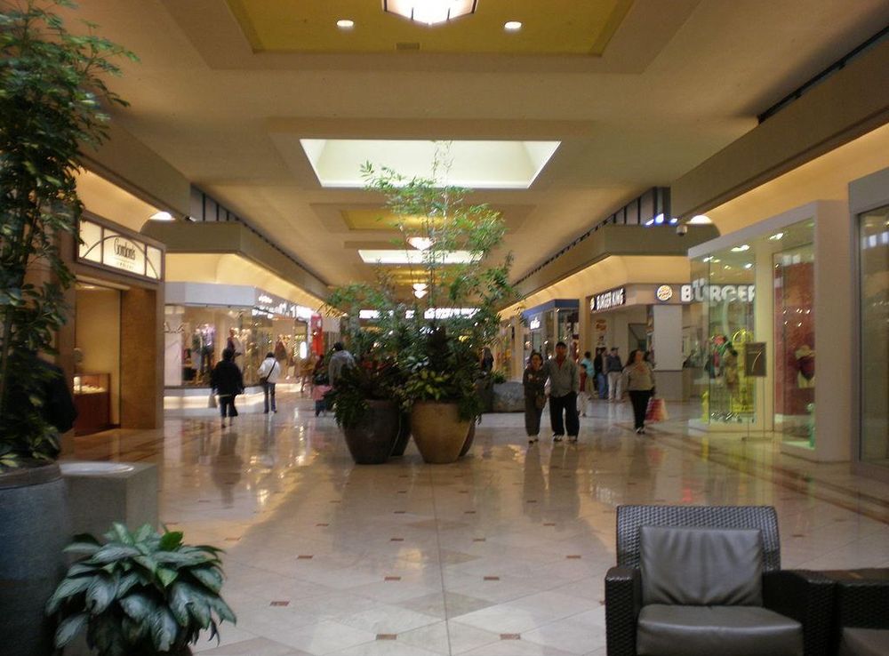 File:Serramonte Center interior Mervyn's side 1.JPG - Wikimedia Commons