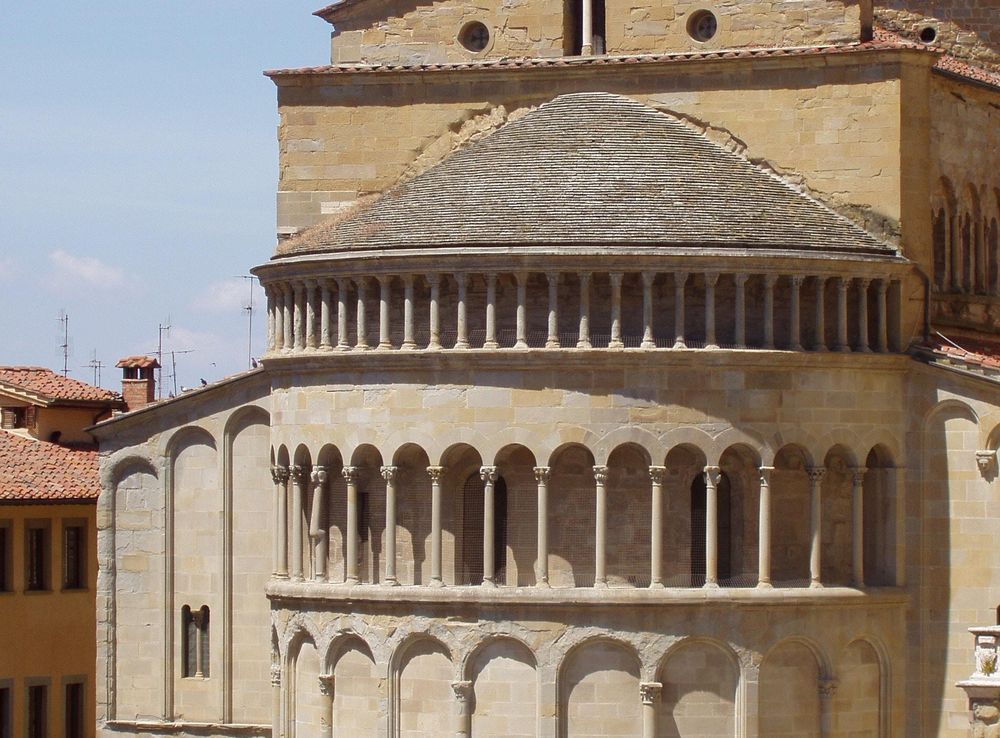 File:Arezzo Santa Maria della Pieve abside.JPG - Wikimedia Commons