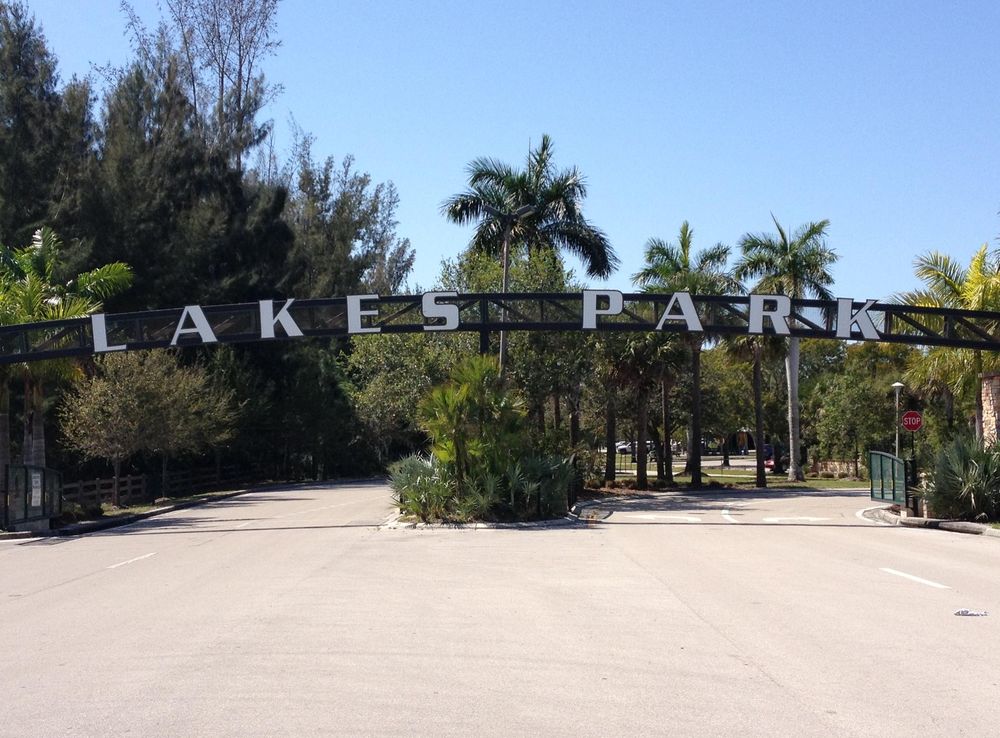 File:Lakes Park entrance.JPG - Wikimedia Commons