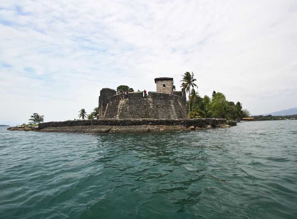 File:Castillo de San Felipe de Lara in Guatemala 01.jpg - Wikimedia Commons