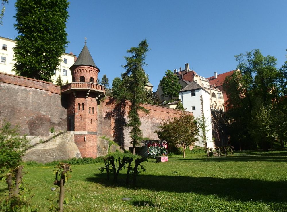 File:Olomouc, Bezručovy sady, hradby.JPG - Wikimedia Commons