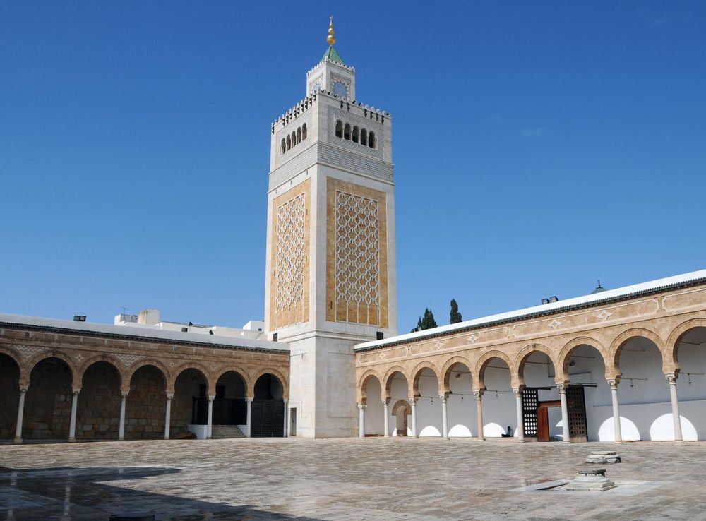 File:Minaret et patio de la mosquée Zitouna au centre de la Médina de Tunis.jpg  - Wikimedia Commons