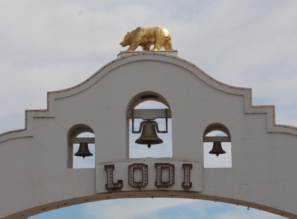 File:Lodi Arch.JPG - Wikimedia Commons