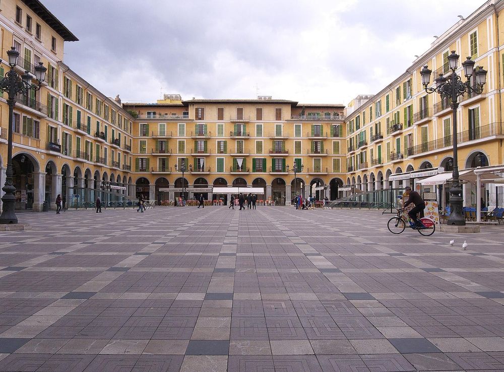 File:Palma de Mallorca. Plaza Mayor.jpg - Wikimedia Commons