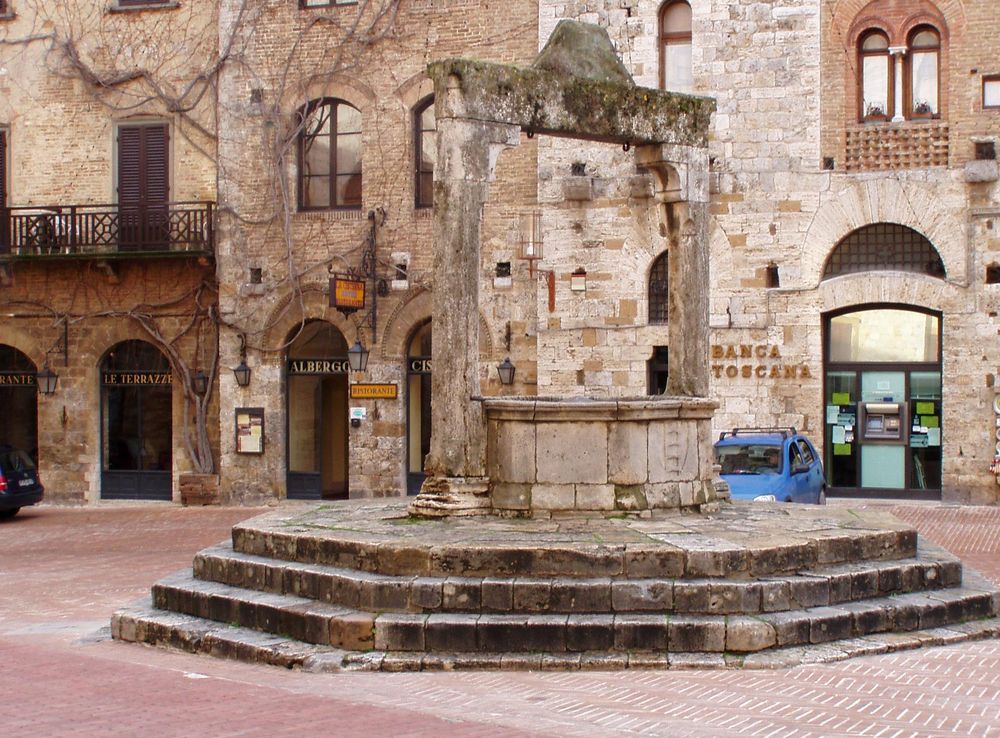 File:San Gimignano piazza cisterna 1.jpg - Wikipedia