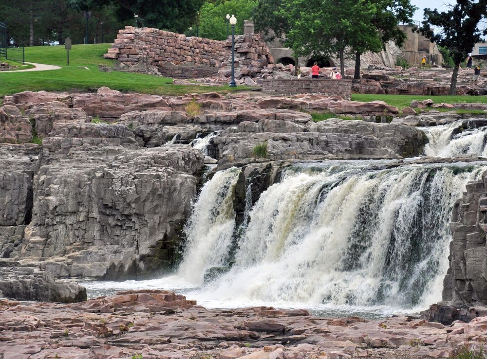 File:Sioux Falls & Sioux Quartzite (Paleoproterozoic, 1.65-1.70 Ga; Falls  Park, Sioux Falls, South Dakota, USA) 14.jpg - Wikimedia Commons
