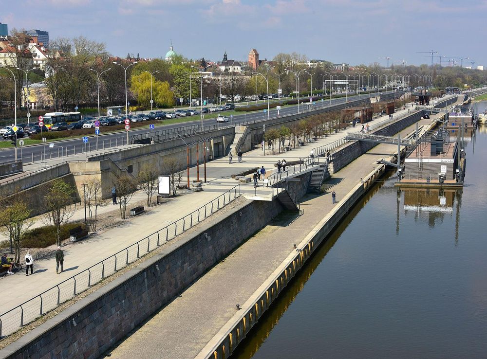 File:Bulwar wiślany im. Jana Karskiego w Warszawie.jpg - Wikimedia Commons