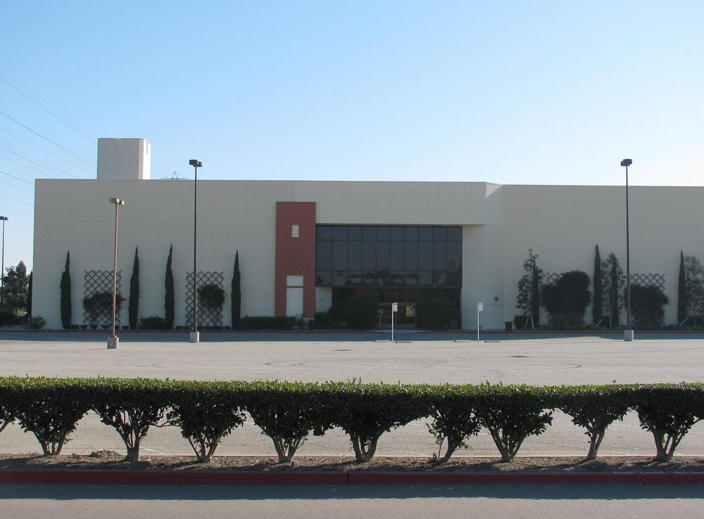 File:Vacant Mervyns Store Bella Terra.JPG - Wikimedia Commons