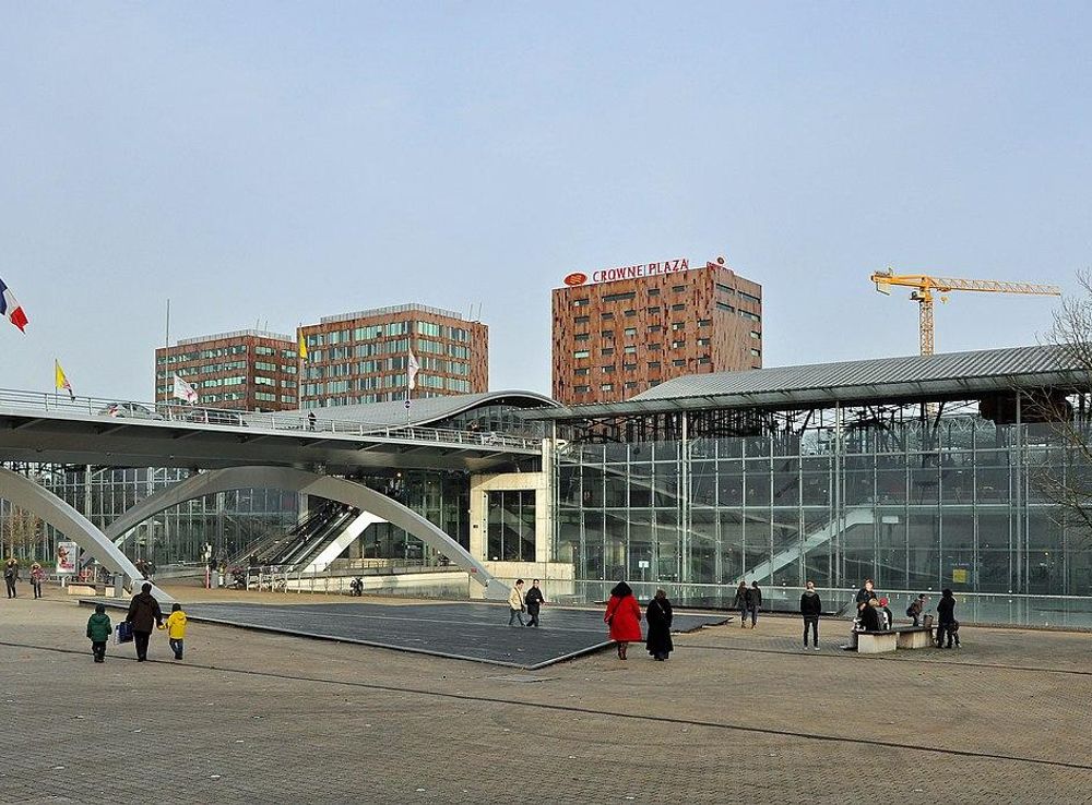 File:Lille Place François Mitterrand R01.jpg - Wikimedia Commons