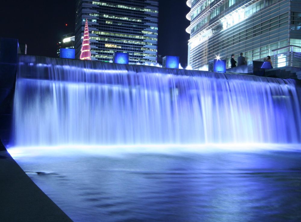 File:Cheonggyecheon Waterfall at Night.jpg - Wikimedia Commons